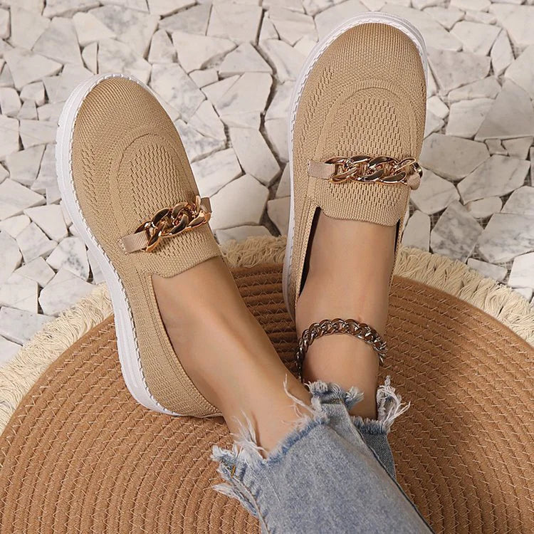 Legere einfarbige Strick-Loafer mit metallischem Kettendetail