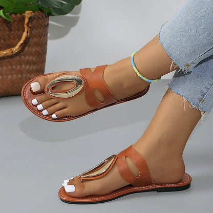 Bequeme Flip-Flops mit dekorativem Metallring und Ziernähten