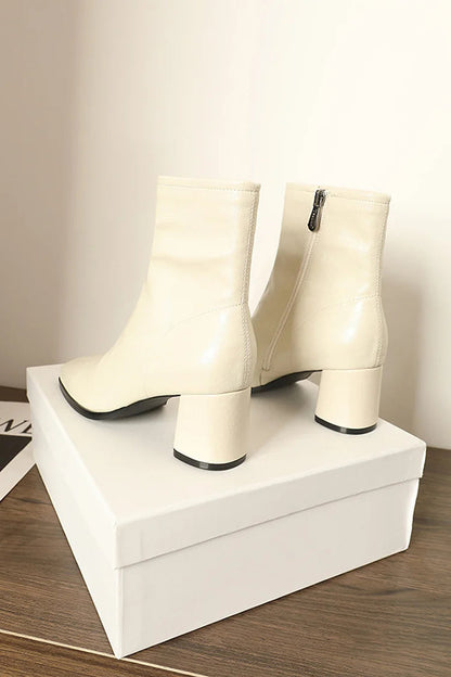 Einfarbige Stiefeletten mit Nahtdetails, eckiger Zehenpartie, Reißverschluss und klobigem Absatz