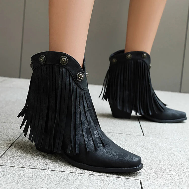 Fransen-Ankle Boots mit metallischen Nieten, eckiger Zehenpartie und klobigem Absatz