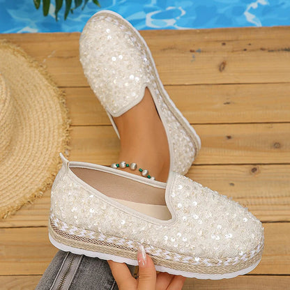 Espadrille-Slipper mit runder Zehenpartie und schlichtem Plateau, verziert mit Pailletten