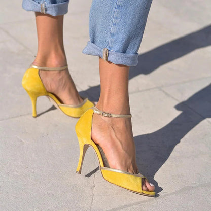 Peep-Toe-Stiletto mit T-förmigem Design, kontrastierenden Kanten und Knöchelriemen