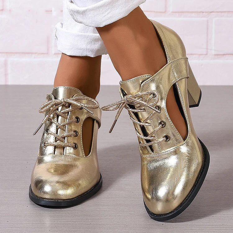 Schlichte Metallic-Sandalen mit Cut-Out, Schnürung und klobigen Absätzen