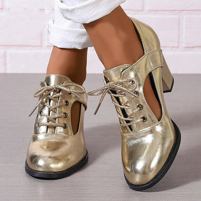 Schlichte Metallic-Sandalen mit Cut-Out, Schnürung und klobigen Absätzen
