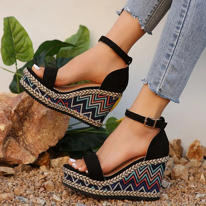 Gewebte Espadrille-Keilsandalen mit Knöchelriemen und ethnischem Muster