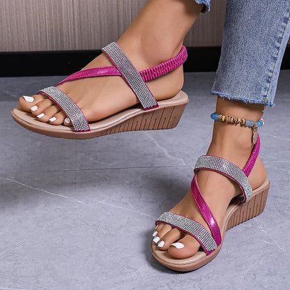 Strass-Details: Elastische Knöchelband-Sandalen mit runder Zehenpartie und elegantem Keilabsatz