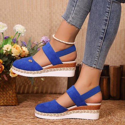 Elegante Espadrille-Wedges mit Metallakzenten und geschlossener Zehenpartie