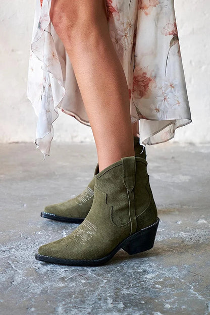 Grüne Patchwork-Westernstiefel mit Nahtdetails und spitzem Zehenbereich [Vorbestellung]