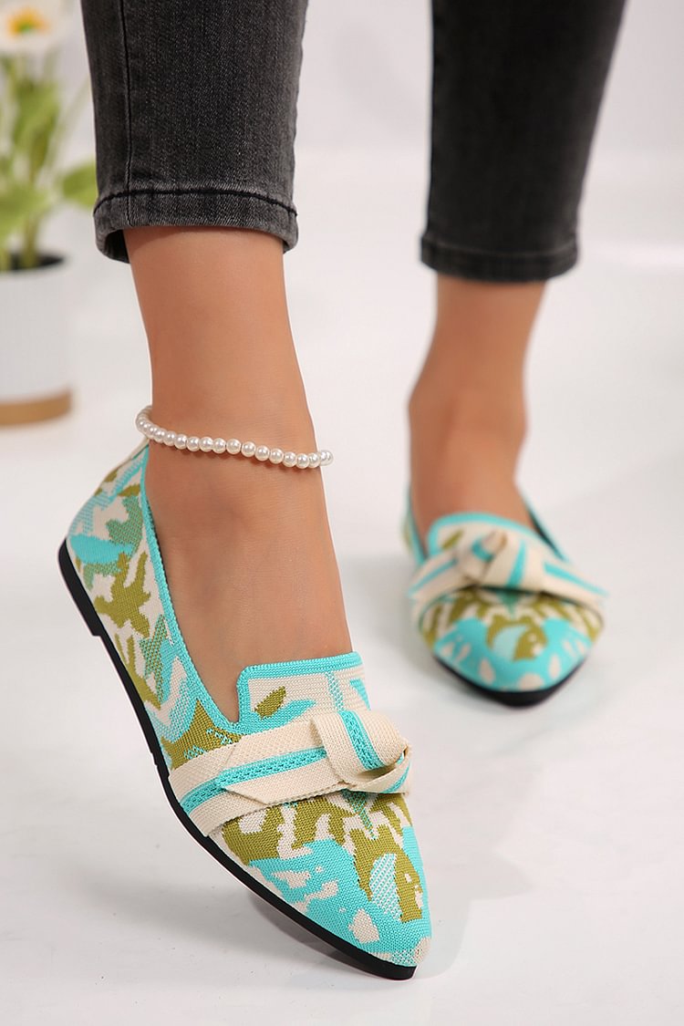 Spitz zulaufende, gestrickte Flats mit geknoteten Details im Farbblockdesign