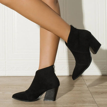 Elegante Stiefeletten mit V-Ausschnitt, spitzer Zehenform und markantem Absatz