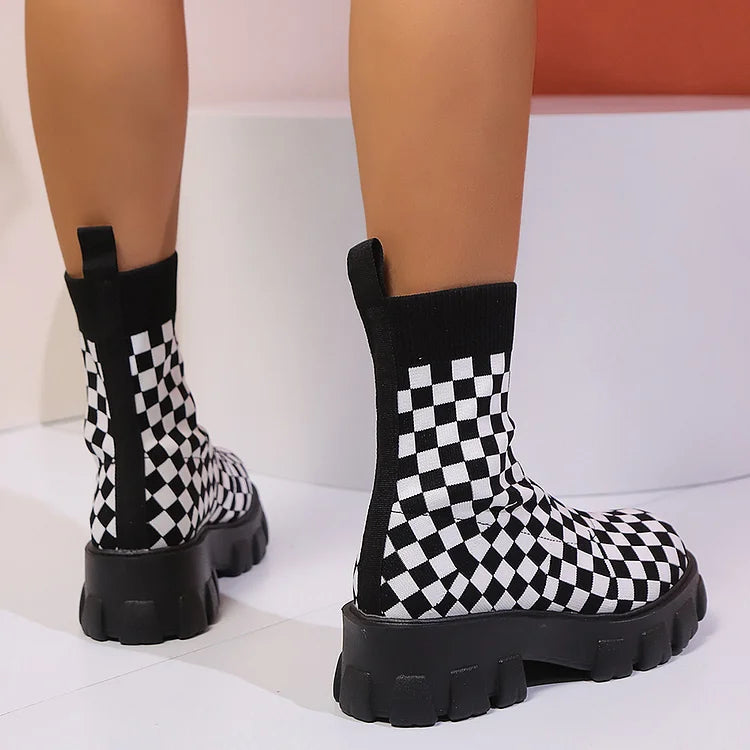 Gestickte Stiefeletten im Schachbrettmuster mit runder Zehenpartie und robustem Absatz