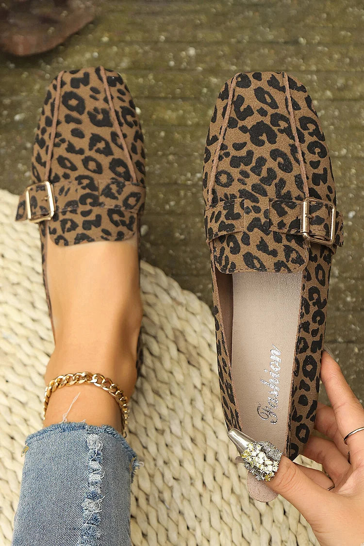 Bequeme Slipper mit Leopardenmuster, Riemchen und Schnallendetails sowie quadratischer Zehenform