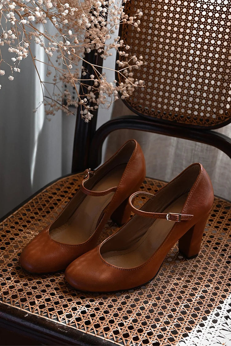 Braune klobige Low-Heels mit lässiger Riemchen-Schnalle