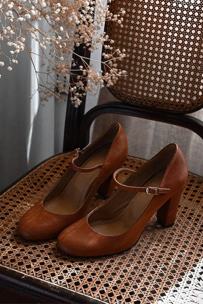 Braune klobige Low-Heels mit lässiger Riemchen-Schnalle