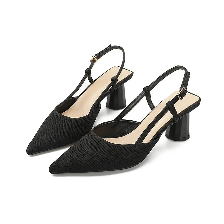 Elegante Satin Slingback mit Struktur und Spitz zulaufendem Design – Klobige Absätze