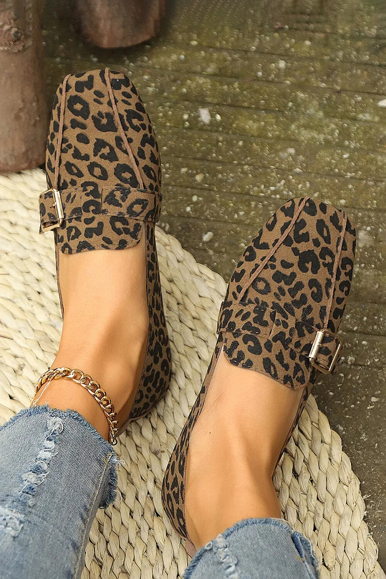 Bequeme Slipper mit Leopardenmuster, Riemchen und Schnallendetails sowie quadratischer Zehenform