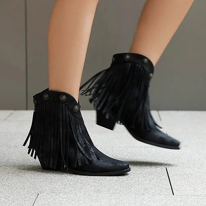 Fransen-Ankle Boots mit metallischen Nieten, eckiger Zehenpartie und klobigem Absatz