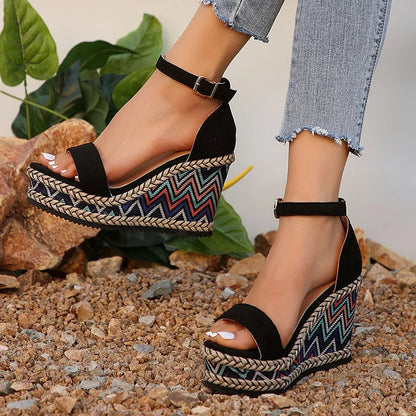 Gewebte Espadrille-Keilsandalen mit Knöchelriemen und ethnischem Muster