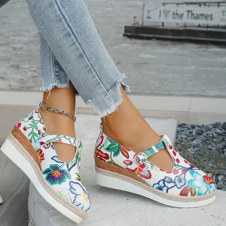 Blumendruck-Sandalen mit runder Zehenpartie, T-Riemen, Schnalle und Keilabsatz