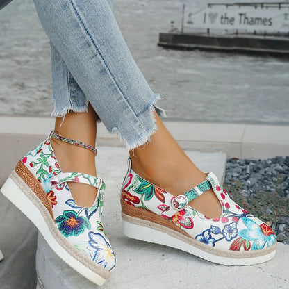 Blumendruck-Sandalen mit runder Zehenpartie, T-Riemen, Schnalle und Keilabsatz