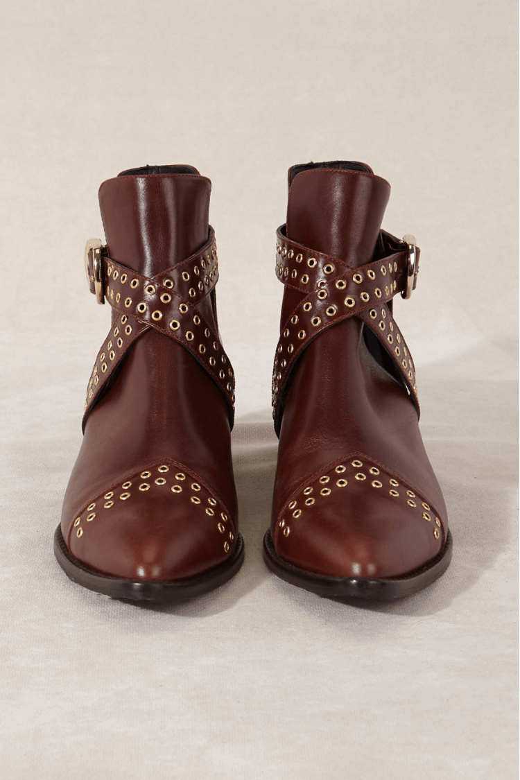 Vintage-Lederstiefeletten mit Nieten und Schnallenriemen