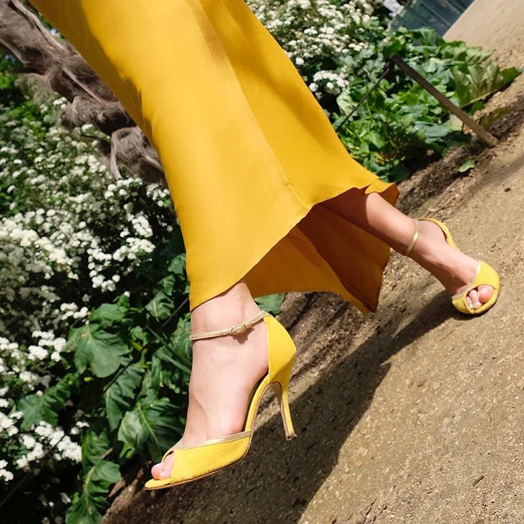 Peep-Toe-Stiletto mit T-förmigem Design, kontrastierenden Kanten und Knöchelriemen
