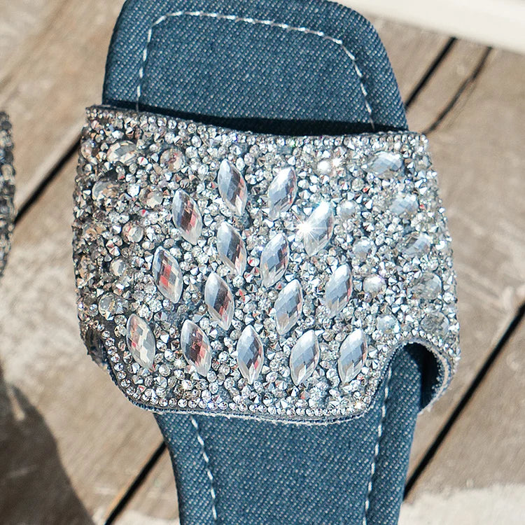 Elegante Hausschuhe mit Strassdetails und quadratischer Zehennaht