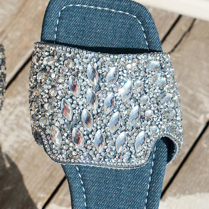 Elegante Hausschuhe mit Strassdetails und quadratischer Zehennaht
