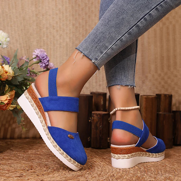 Elegante Espadrille-Wedges mit Metallakzenten und geschlossener Zehenpartie