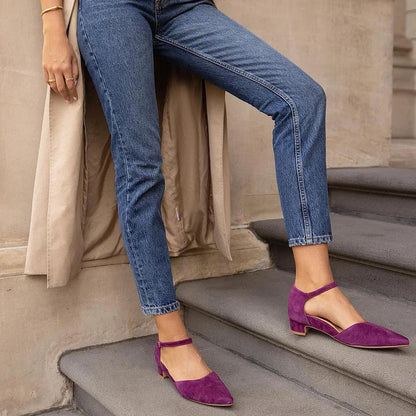 Elegante, lässige Ballerinas mit spitzem Zehenbereich und Knöchelriemen aus Wildleder-Optik