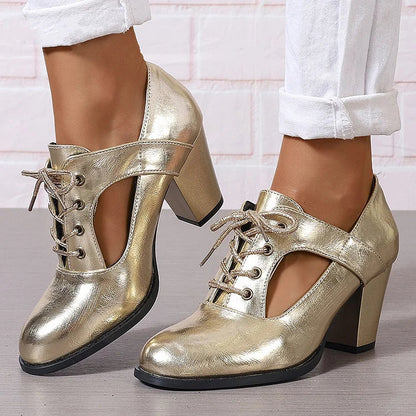Schlichte Metallic-Sandalen mit Cut-Out, Schnürung und klobigen Absätzen