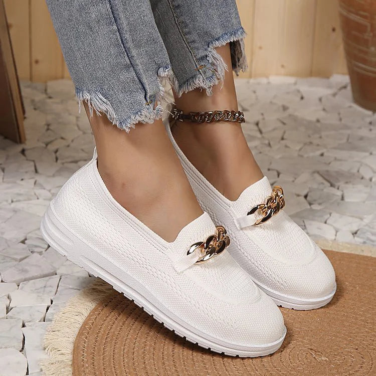 Legere einfarbige Strick-Loafer mit metallischem Kettendetail