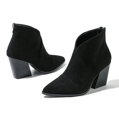 Elegante Stiefeletten mit V-Ausschnitt, spitzer Zehenform und markantem Absatz