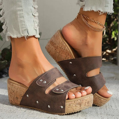 Elegante Cut-Out Peeptoe Keilabsatz Hausschuhe mit Riemen und Nieten-Dekor