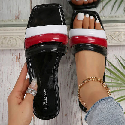 Stylische, farblich abgestimmte Riemchensandalen mit quadratischer Spitze für entspannte Outdoor-Aktivitäten