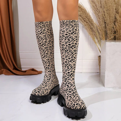 Kniehohe Stiefel im Leopardenmuster mit runder Zehenpartie und robustem Absatz