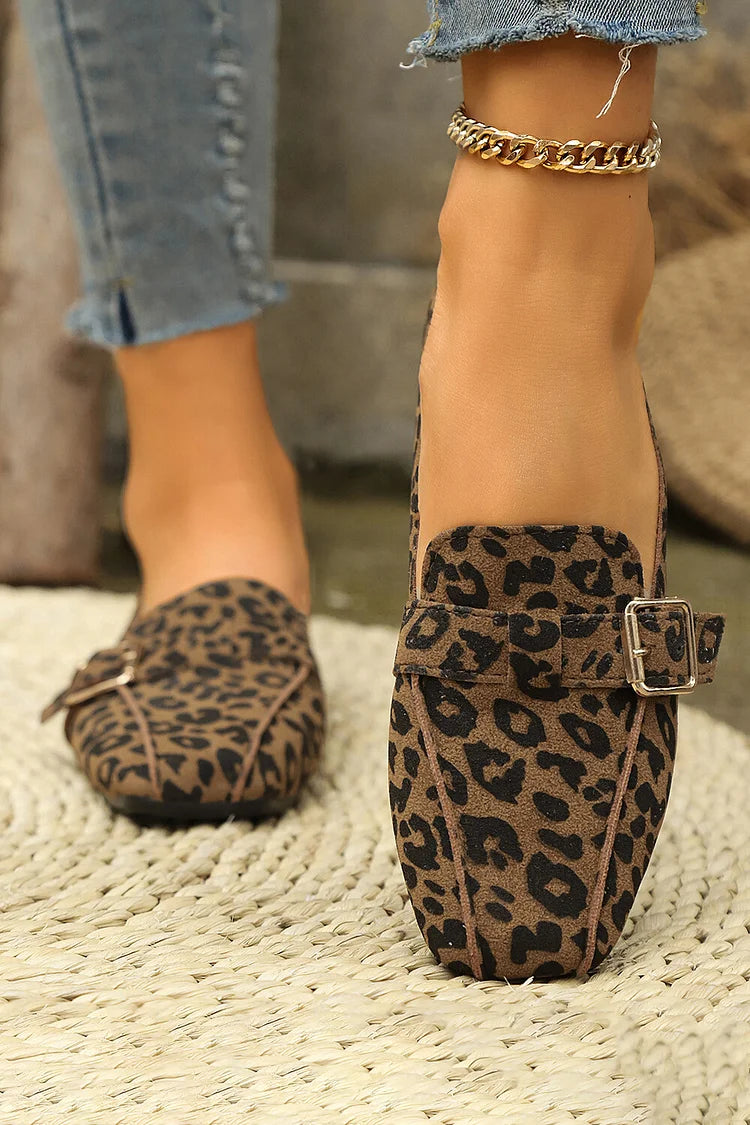 Bequeme Slipper mit Leopardenmuster, Riemchen und Schnallendetails sowie quadratischer Zehenform