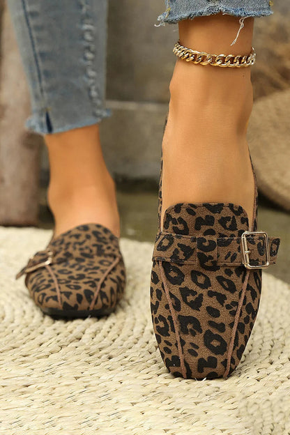 Bequeme Slipper mit Leopardenmuster, Riemchen und Schnallendetails sowie quadratischer Zehenform