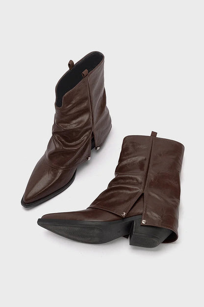Einfarbige Stiefel mit mittlerer Schafthöhe, spitzem Zehenbereich, Ausschnitt und klobigem Absatz