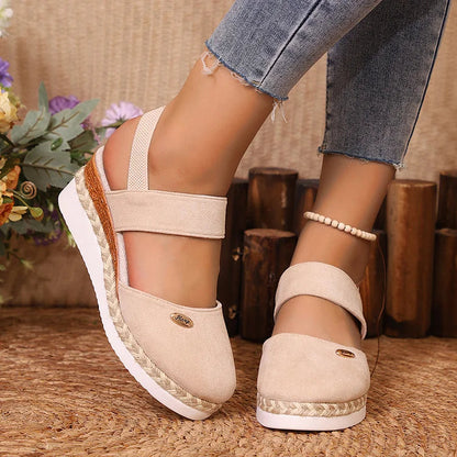 Elegante Espadrille-Wedges mit Metallakzenten und geschlossener Zehenpartie
