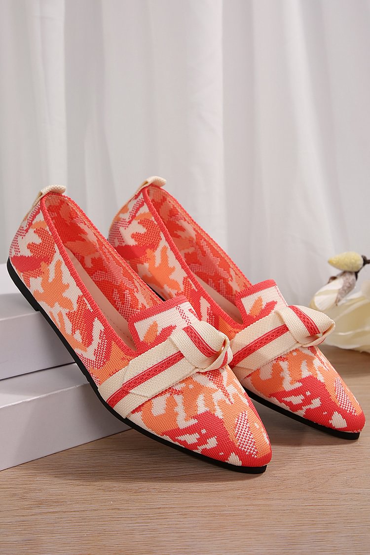 Spitz zulaufende, gestrickte Flats mit geknoteten Details im Farbblockdesign