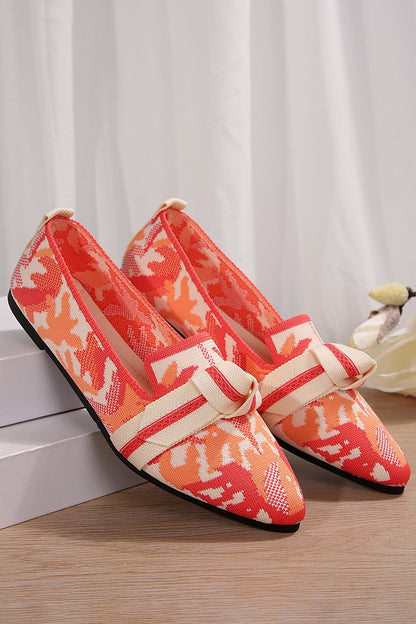 Spitz zulaufende, gestrickte Flats mit geknoteten Details im Farbblockdesign