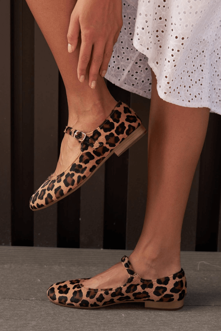 Ballerinas aus Kunstfell mit Leopardenmuster, Schnallenriemen und runder Zehenpartie