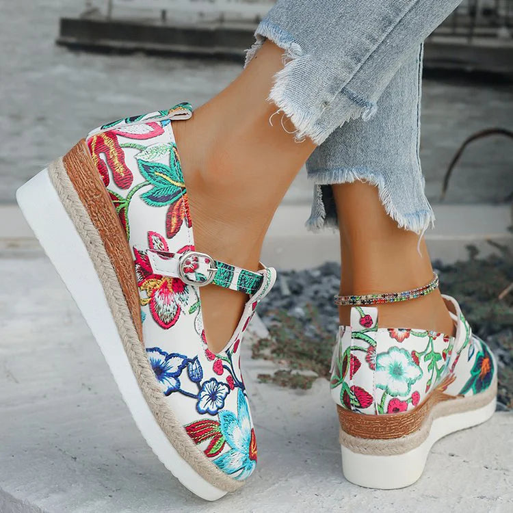 Blumendruck-Sandalen mit runder Zehenpartie, T-Riemen, Schnalle und Keilabsatz