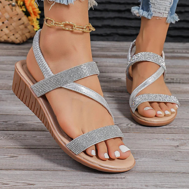 Strass-Details: Elastische Knöchelband-Sandalen mit runder Zehenpartie und elegantem Keilabsatz