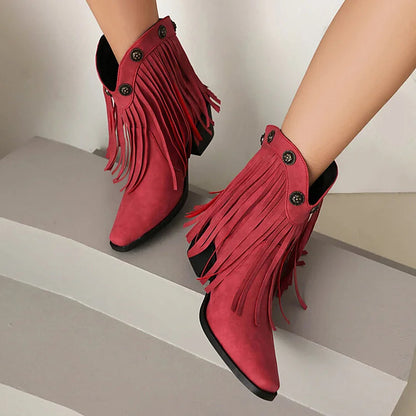 Fransen-Ankle Boots mit metallischen Nieten, eckiger Zehenpartie und klobigem Absatz