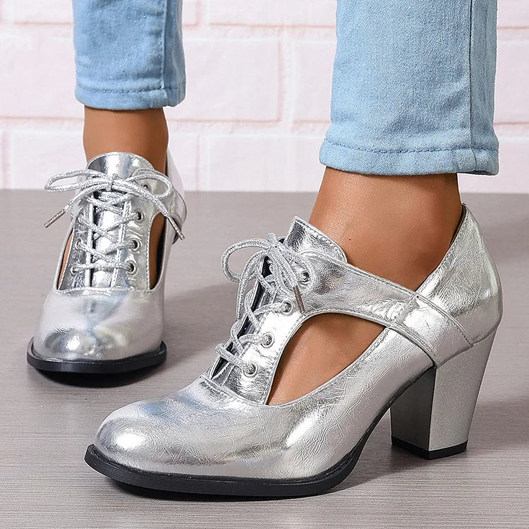 Schlichte Metallic-Sandalen mit Cut-Out, Schnürung und klobigen Absätzen
