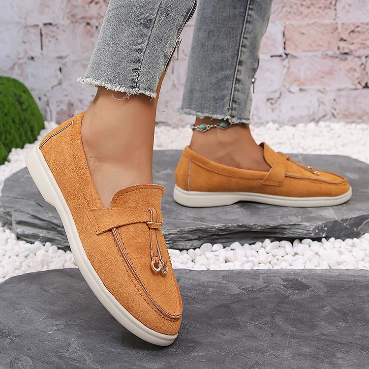 Bequeme einfarbige Low-Top-Loafer mit dekorativer Knotennaht