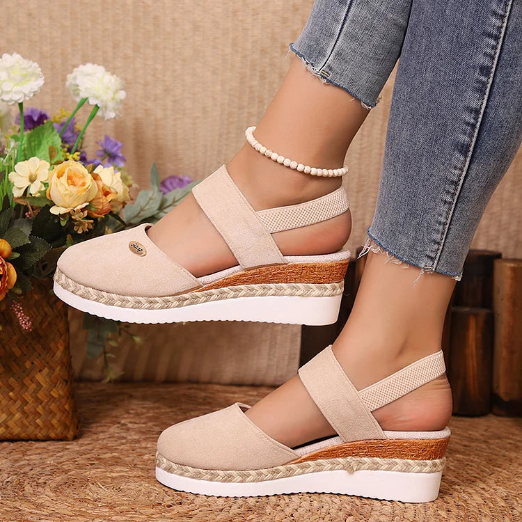 Elegante Espadrille-Wedges mit Metallakzenten und geschlossener Zehenpartie