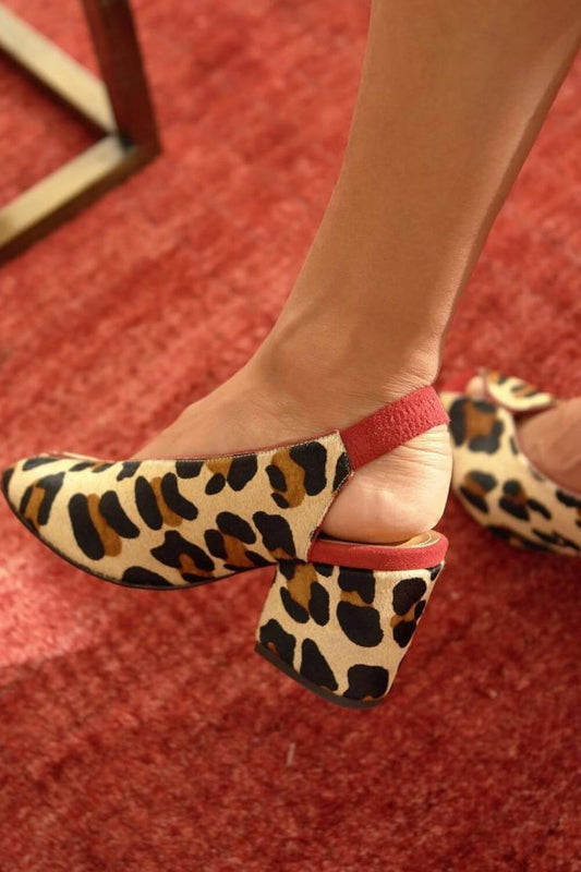 Elegante Khaki Peeptoe Slingback mit Zartem Leopardenmuster und Klobigen Absätzen